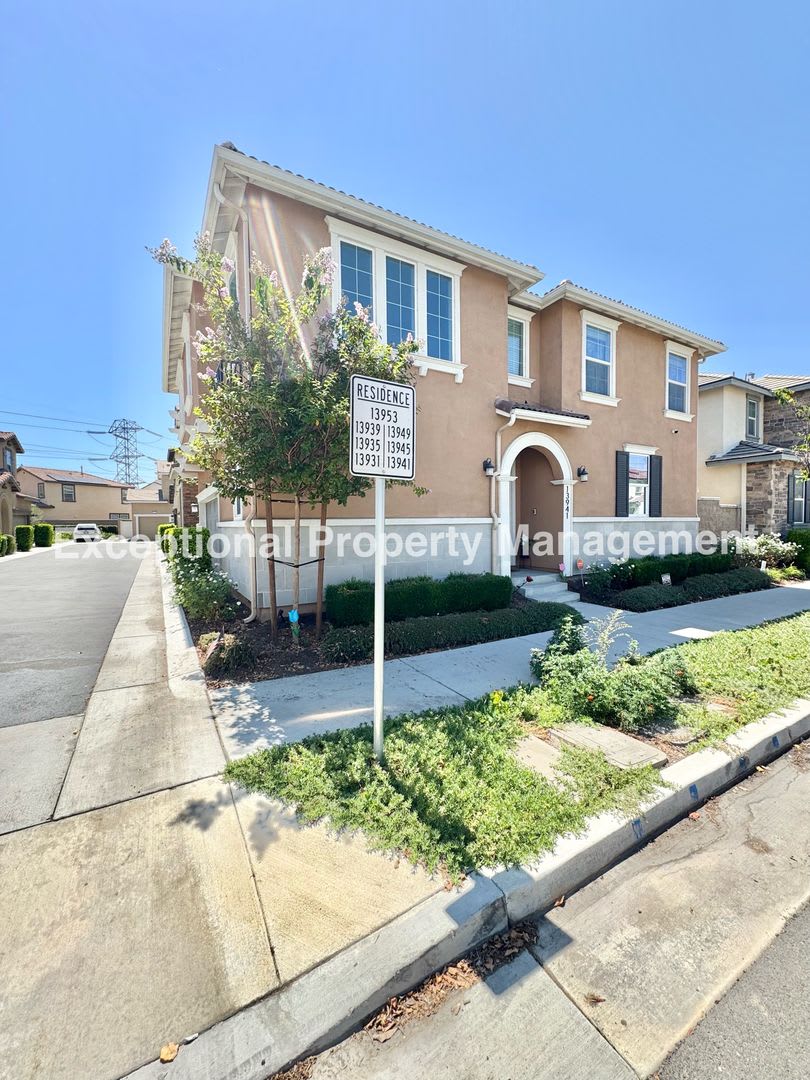 Ready to move in 3 bed 3 bath home! – photo 1 of 18