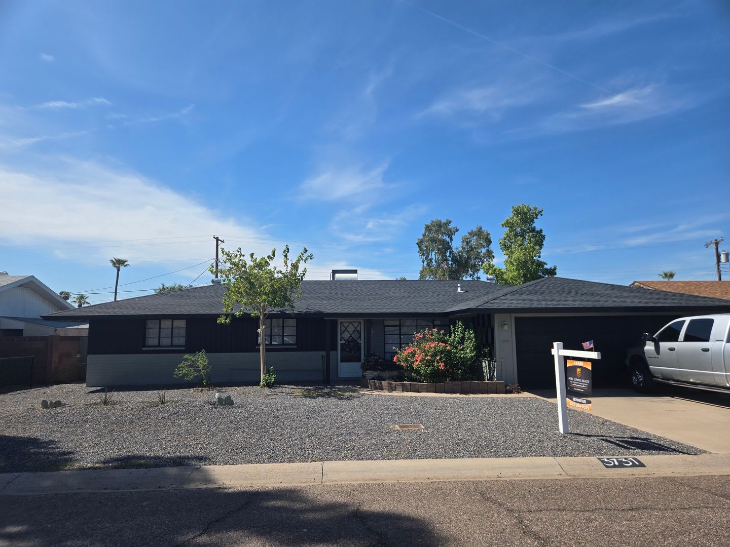 Cozy 3 bed, 2 bath home in Phoenix, No HOA! – photo 1