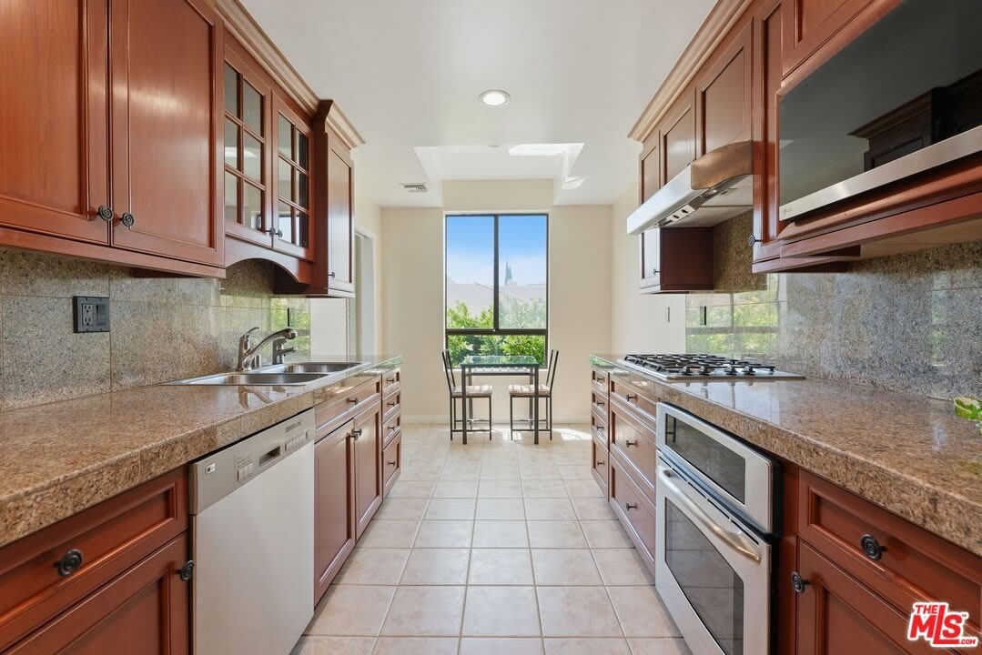 1315 Roxbury Dr – photo 1