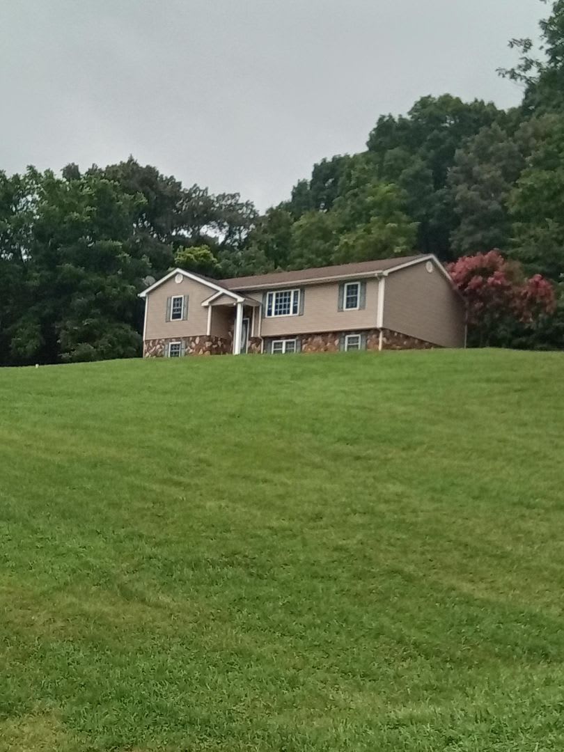 SFH located in Goode – photo 1 of 23
