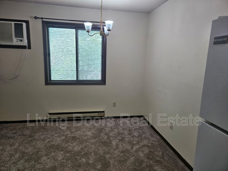 210 N Phillips Ave – photo 1 of 10
