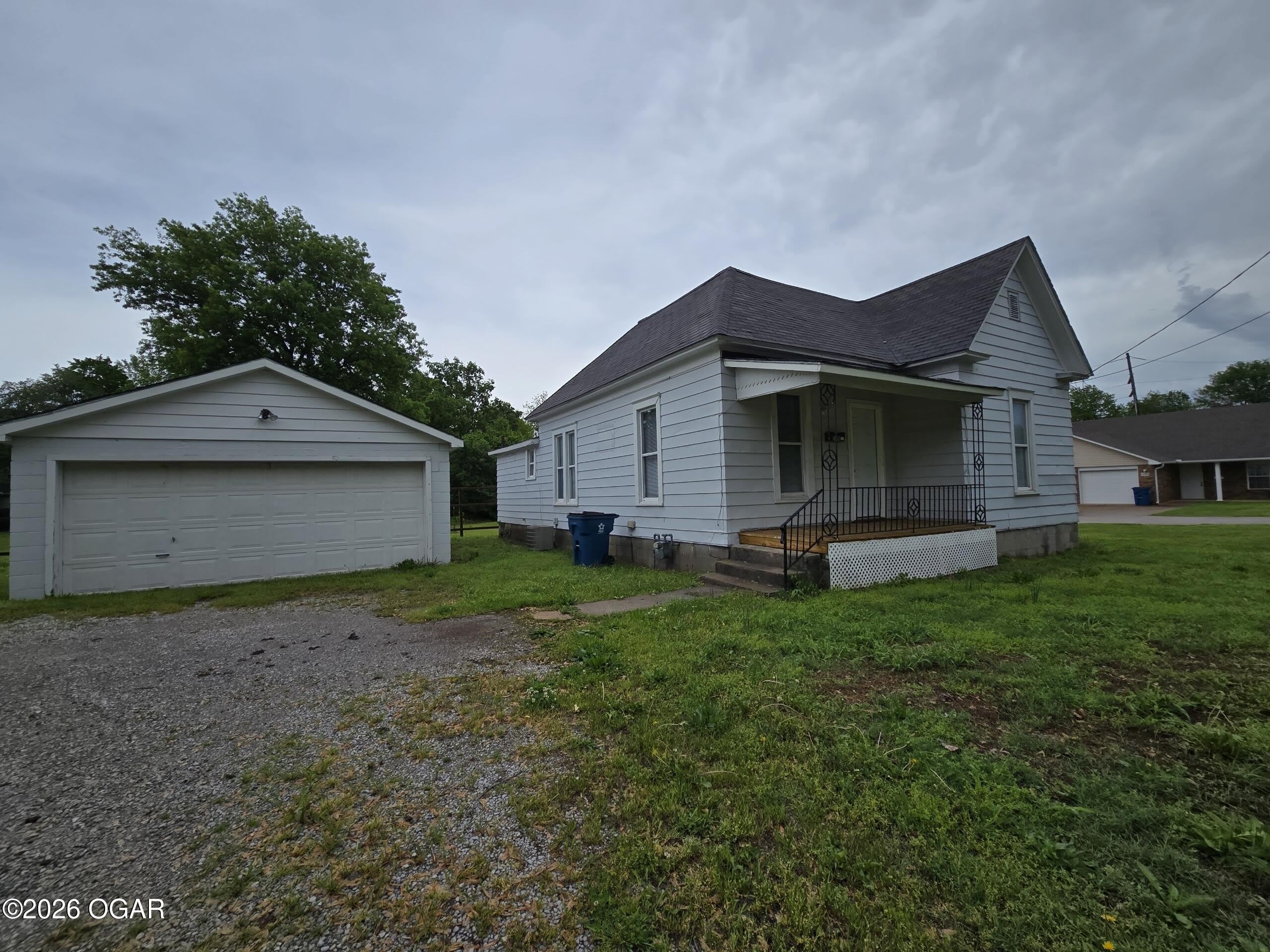 2725 E 4th Street – photo 1 of 16