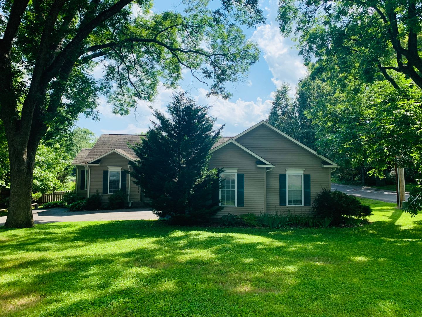 3 Bedroom, 2 Bath House in Downtown Blacksburg – photo 1