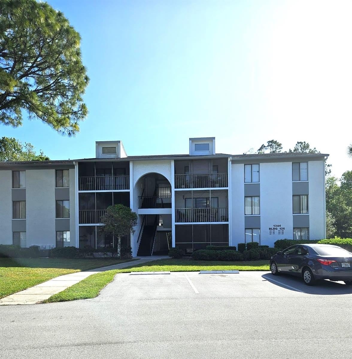 1344 PINE RIDGE Circle E – photo 1 of 25