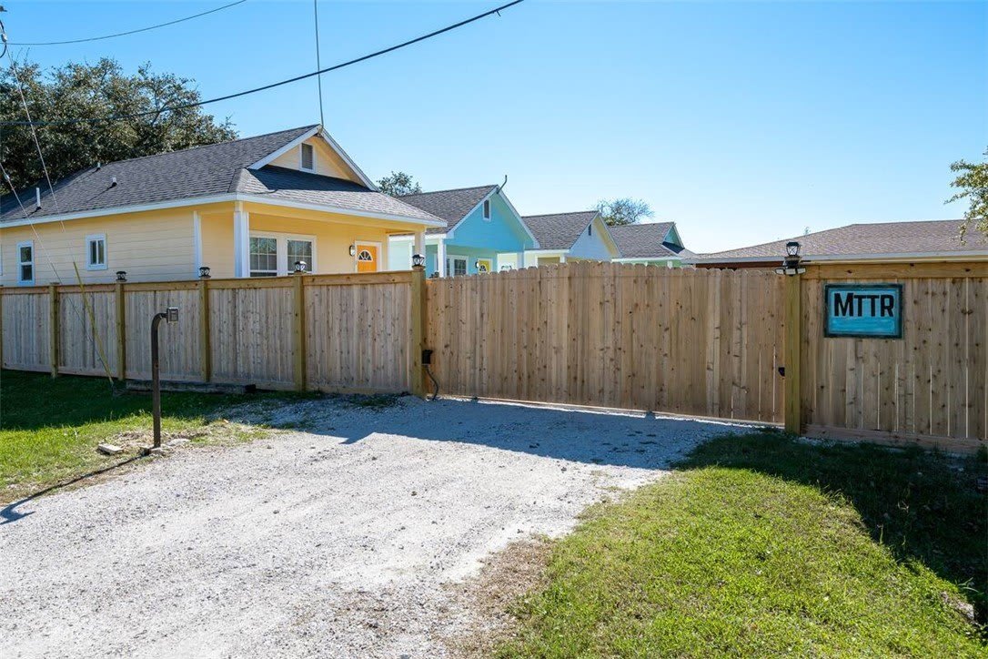 609 W Liberty Street – photo 1 of 14