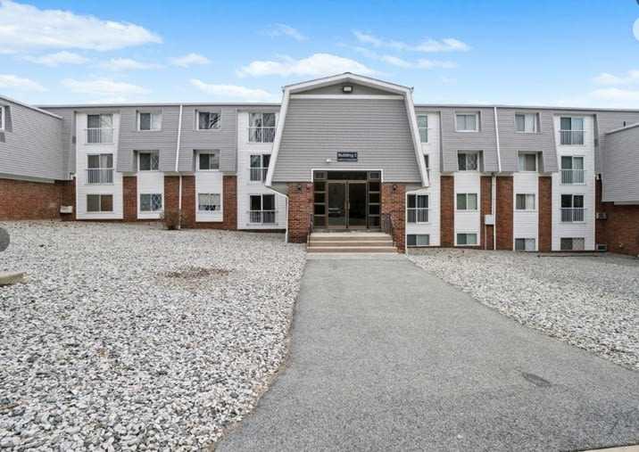 300 Smithfield Rd – photo 1 of 8