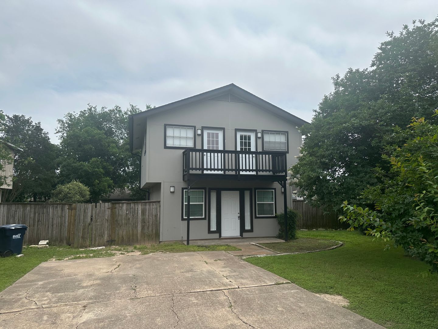 3/1.5 House with HUGE backyard available in February! – photo 1