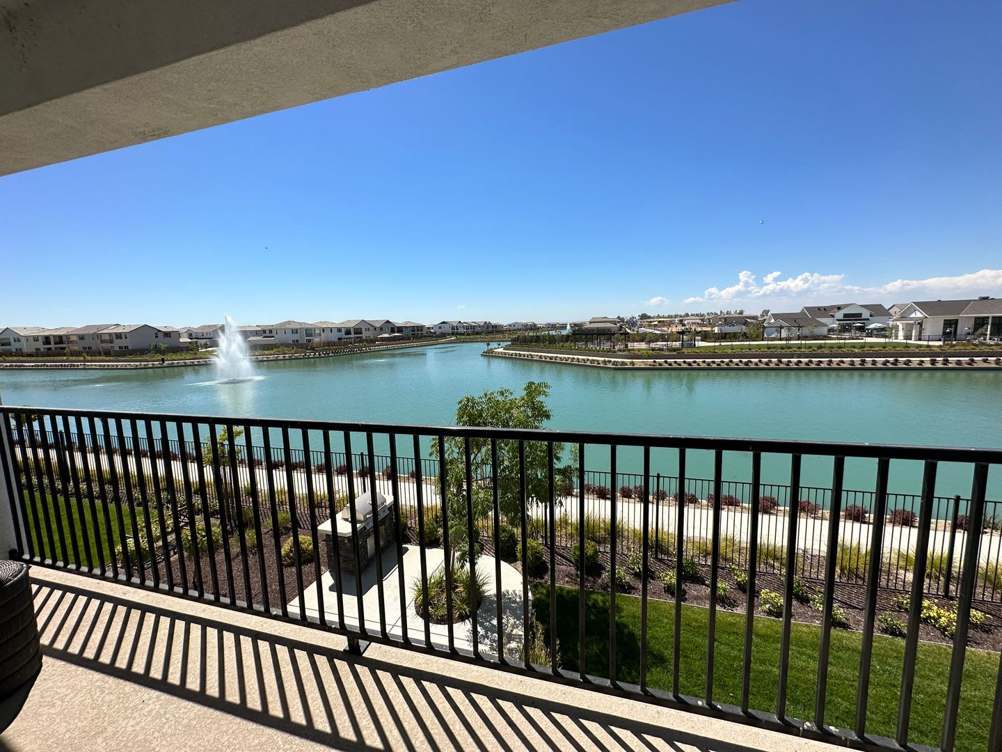 Lakefront 5-Bedroom Home with Stunning Lake Views – photo 1