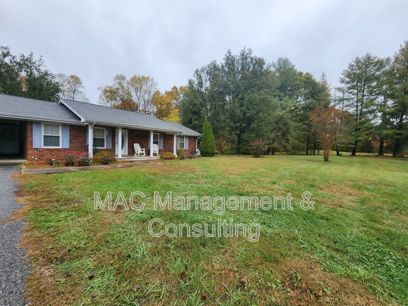 4914 South Grundy Quarles Highway – photo 1 of 10