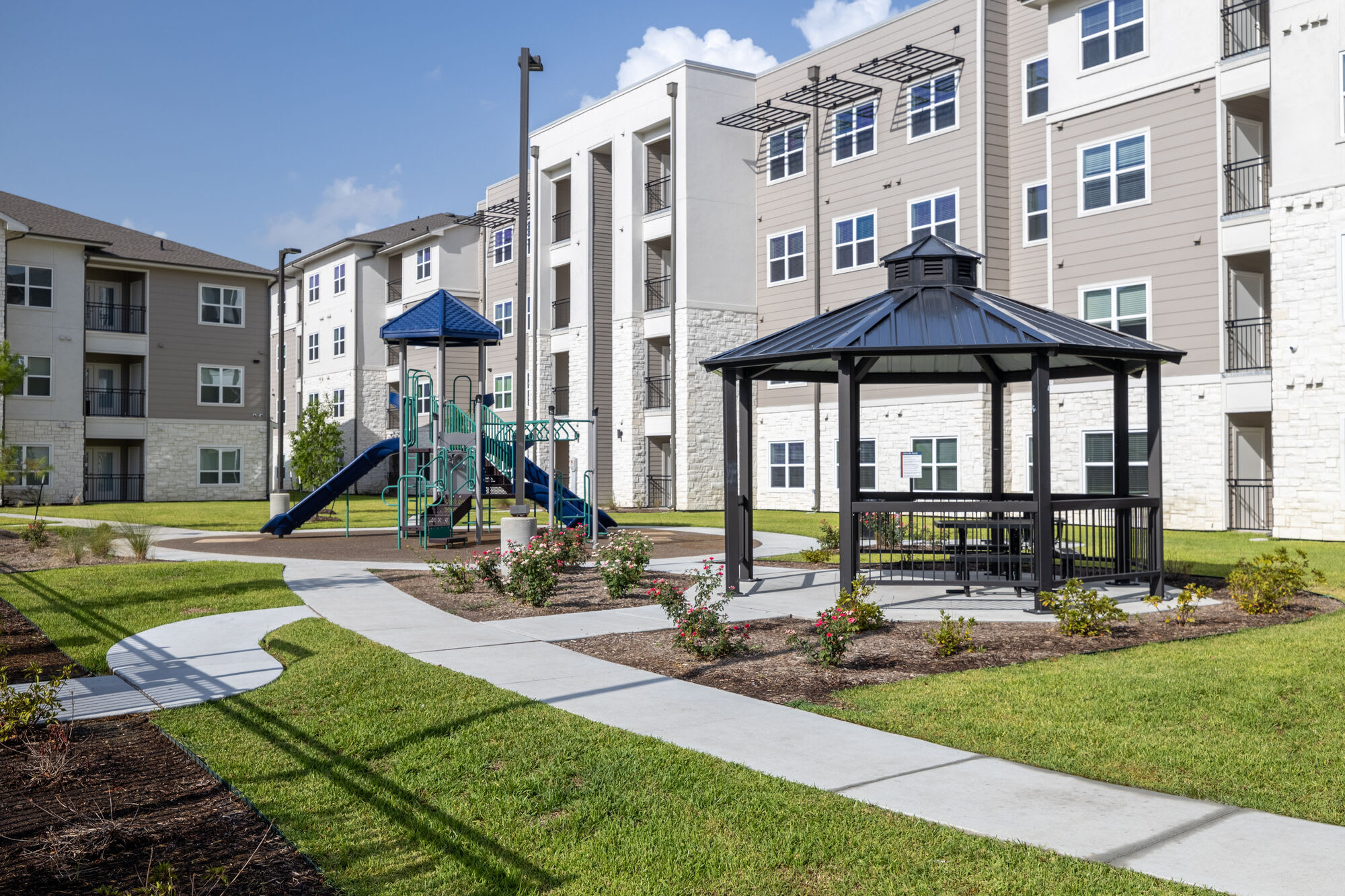 Twelve 620 Apartments – photo 1