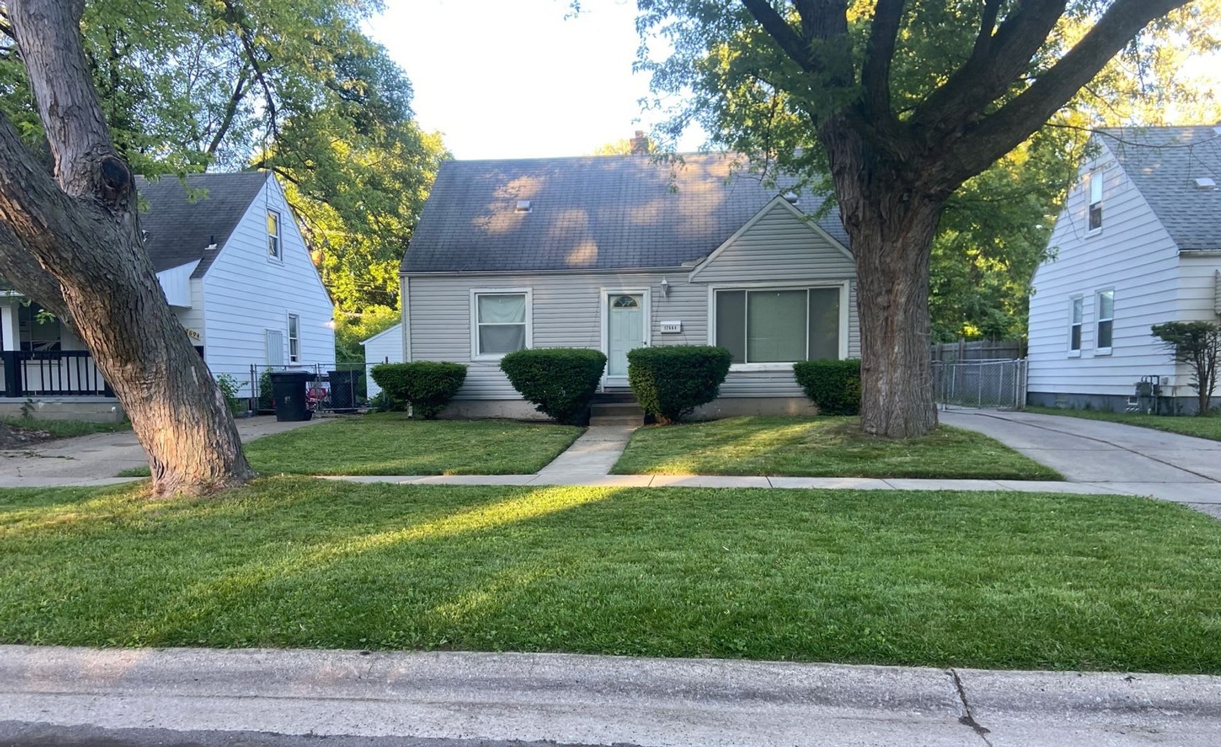 Charming & Move-In Ready 3-Bedroom Bungalow in Detroit – photo 1