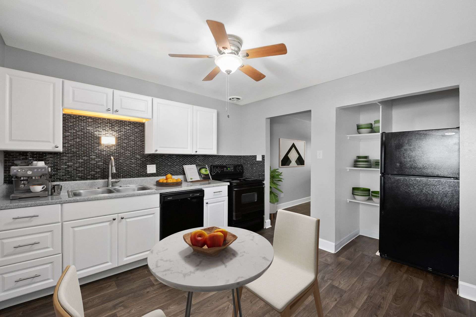 Beautiful Remodeled Apartments – photo 1