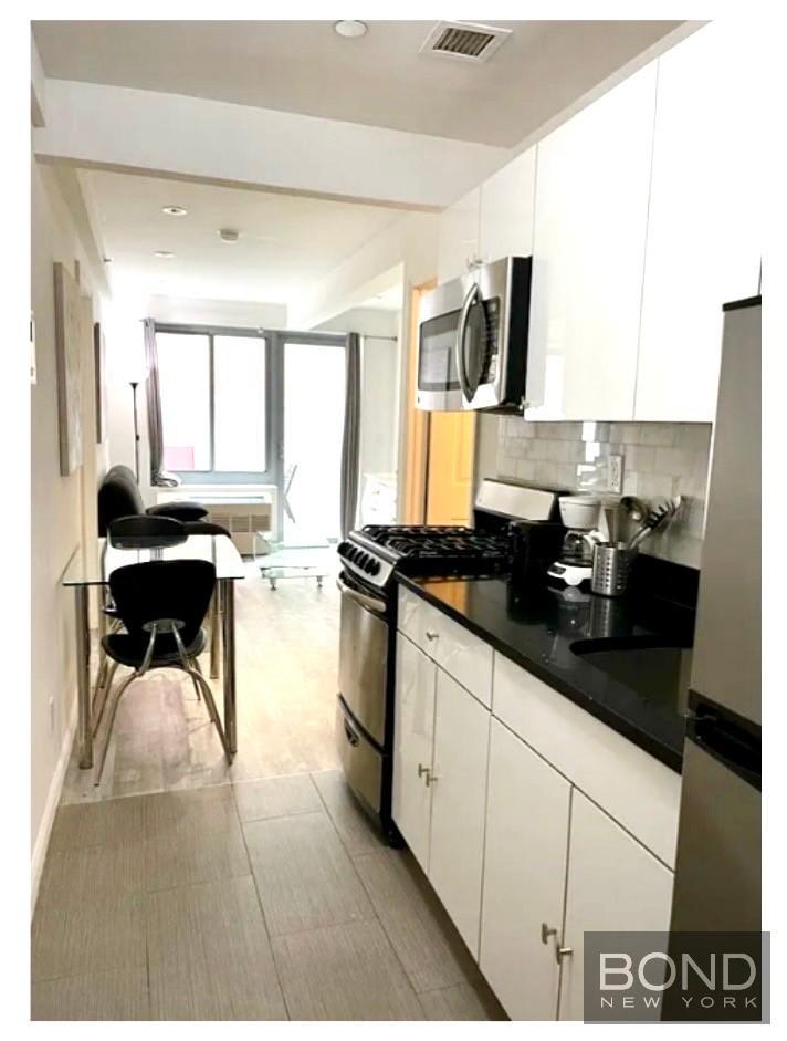 521 West 48th Street – photo 1