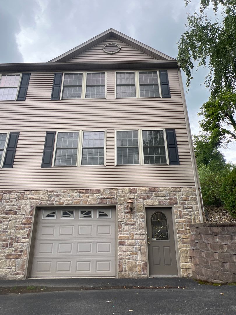 2 Bedroom, 2.5 Bath Townhome Near Med Center – photo 1 of 21
