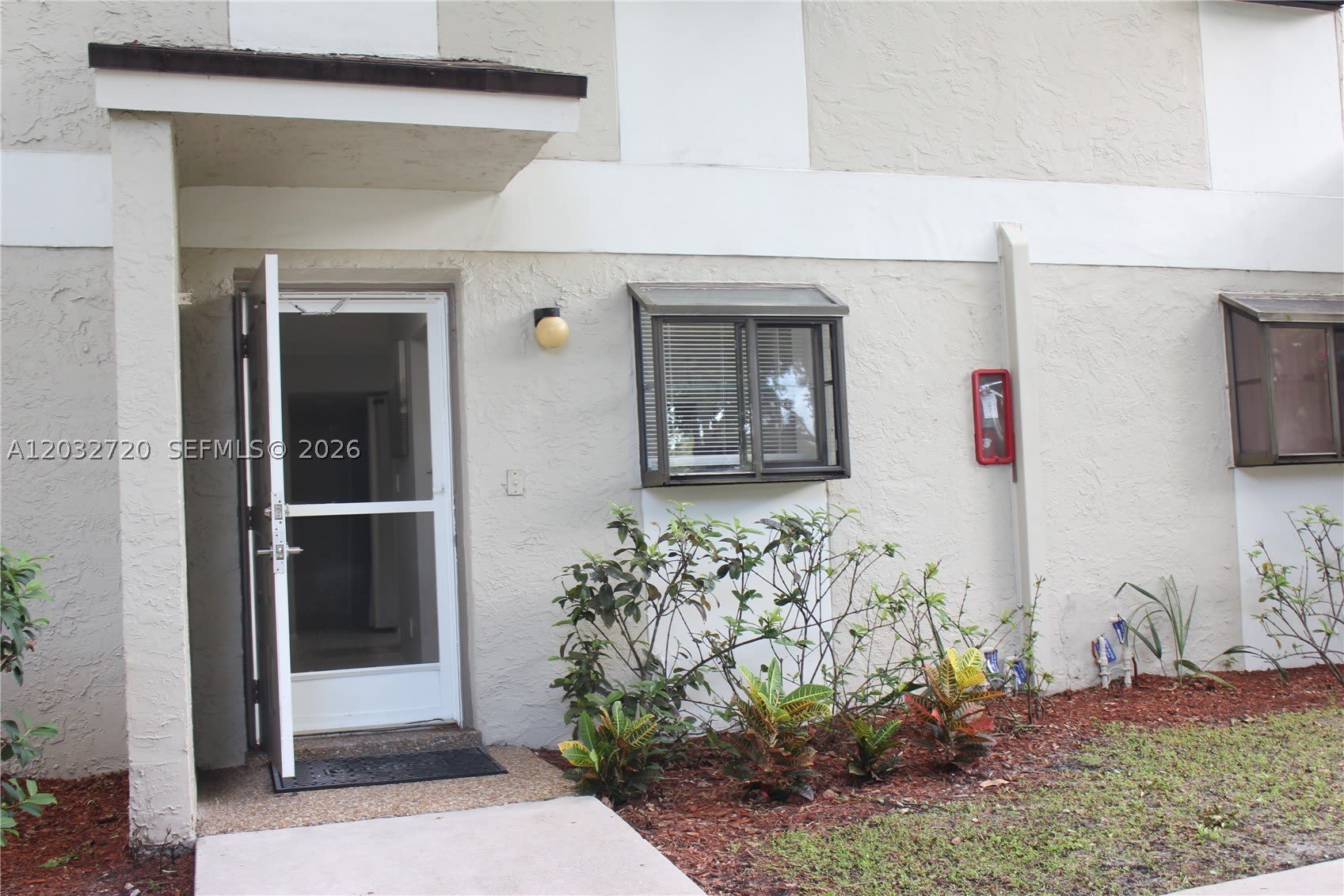 110 Gardens Dr – photo 1