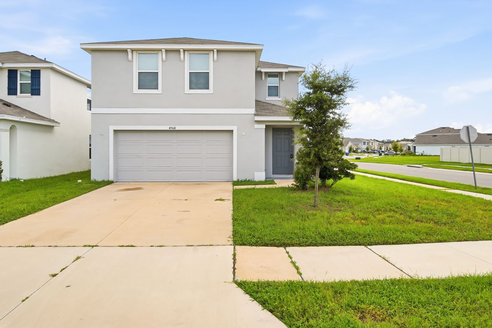 Spacious 4 Bedroom Home With Open Floor Plan 2 Car Garage Community Pool – photo 1 of 29