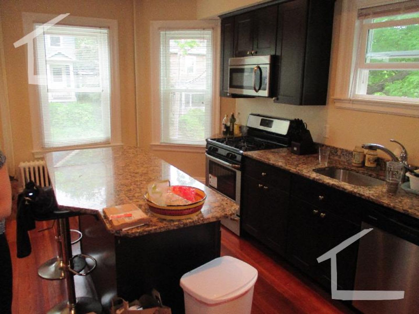 Nicely renovated 3 bed unit with in-unit laundry. – photo 1
