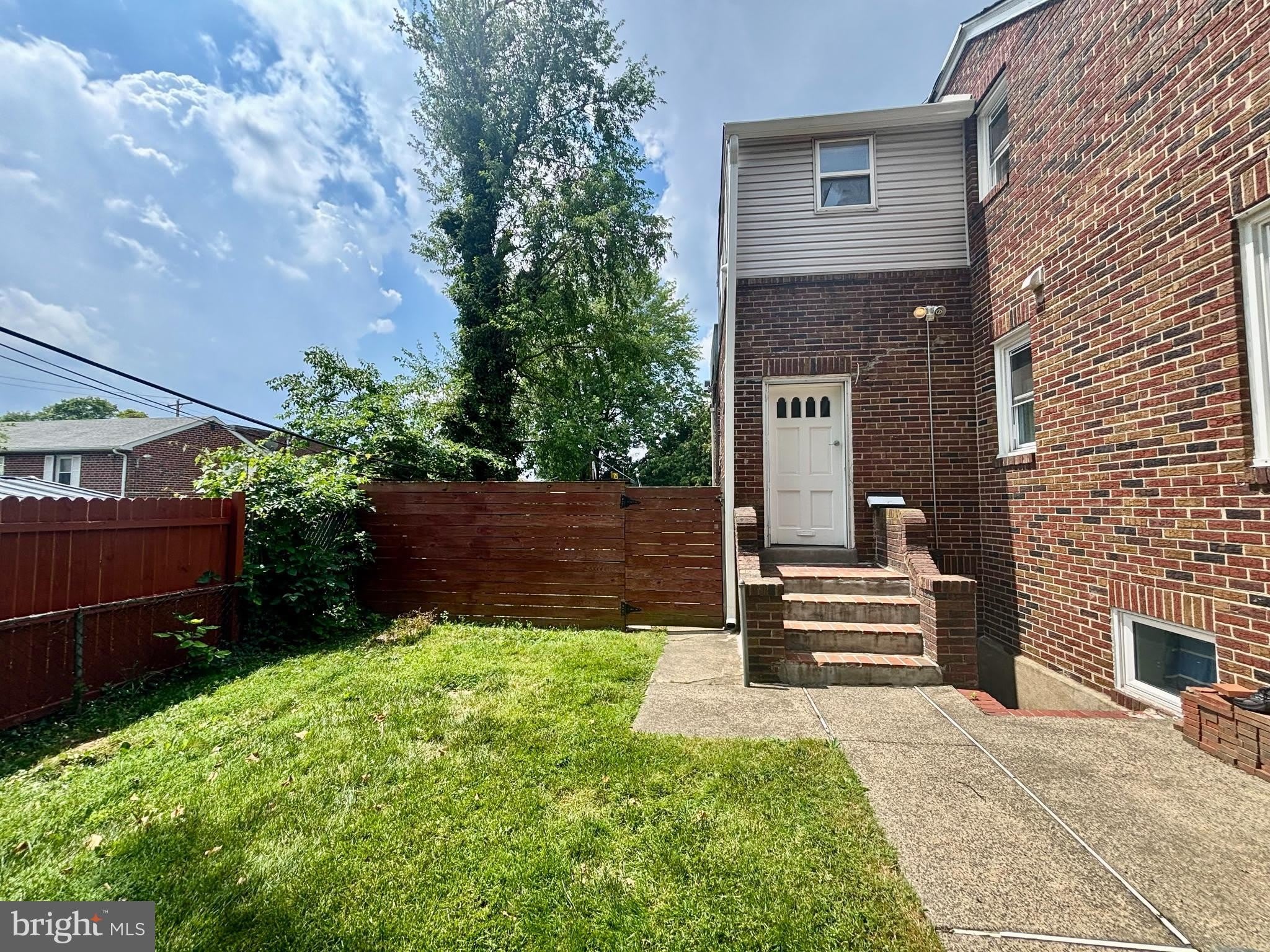 6828 OXFORD Avenue – photo 1