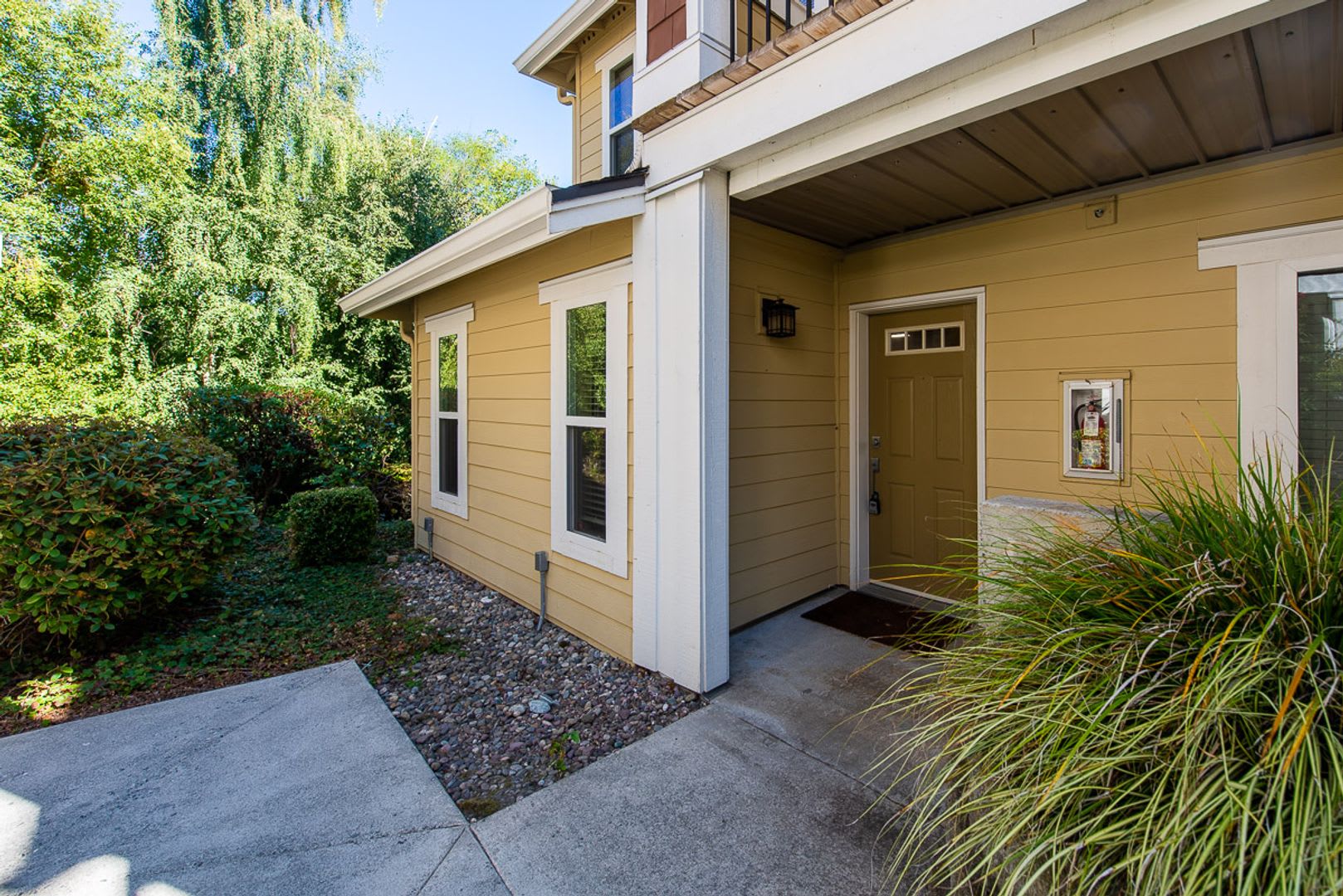 Fabulous Lakemont 2 Bed Condo For Lease – photo 1 of 328