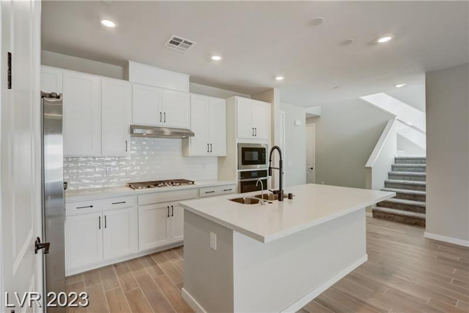 BEAUTIFUL 4 BEDROOM PROPERTY IN GATED COMMUNITY! – photo 1