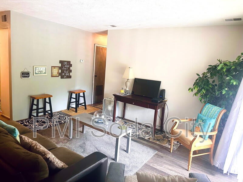 810 Old Manor Road – photo 1 of 11