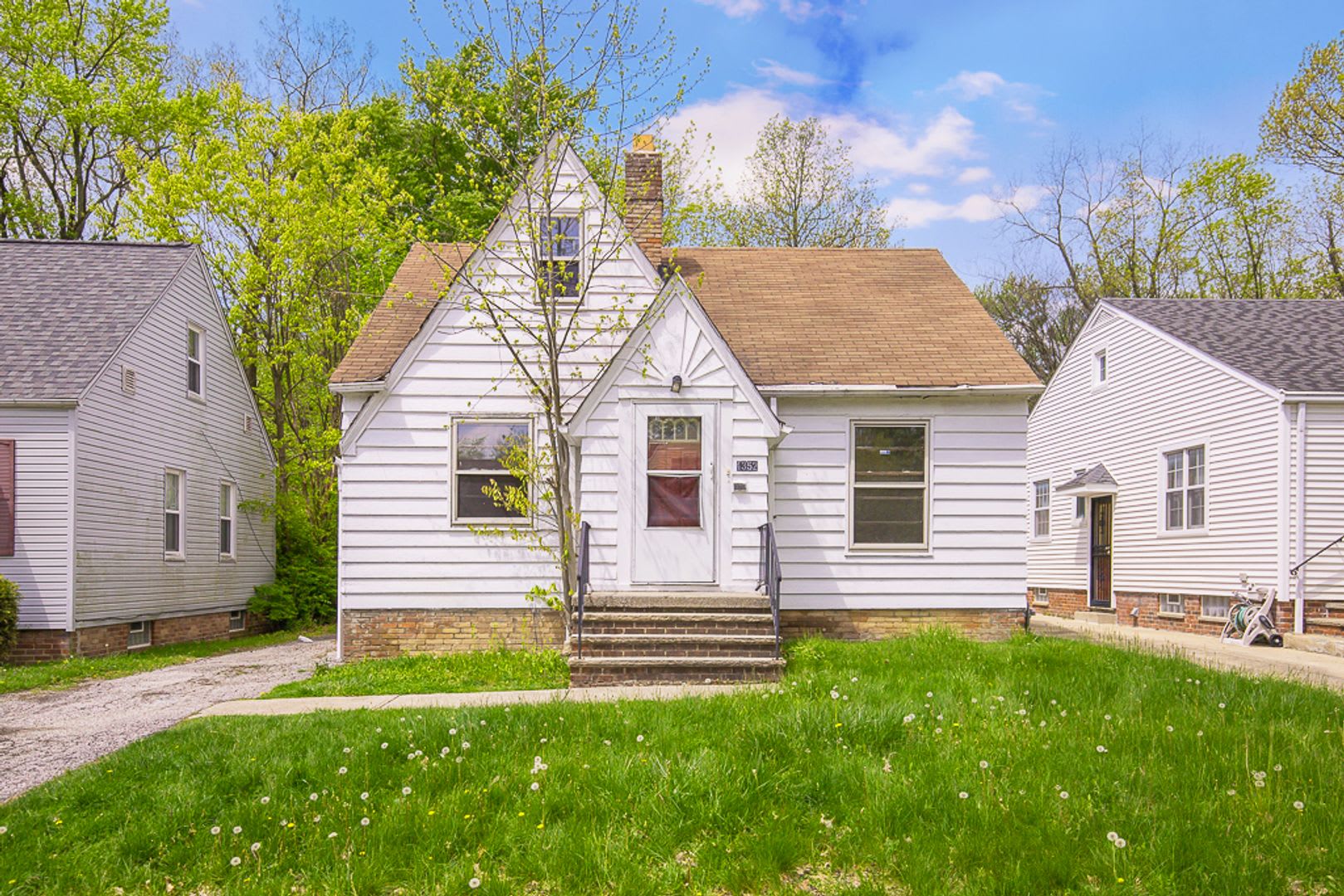 2 BED 1.5 BATH BEAUTIFUL SINGLE FAMILY HOME IN WARRENSVILLE HEIGHTS! – photo 1