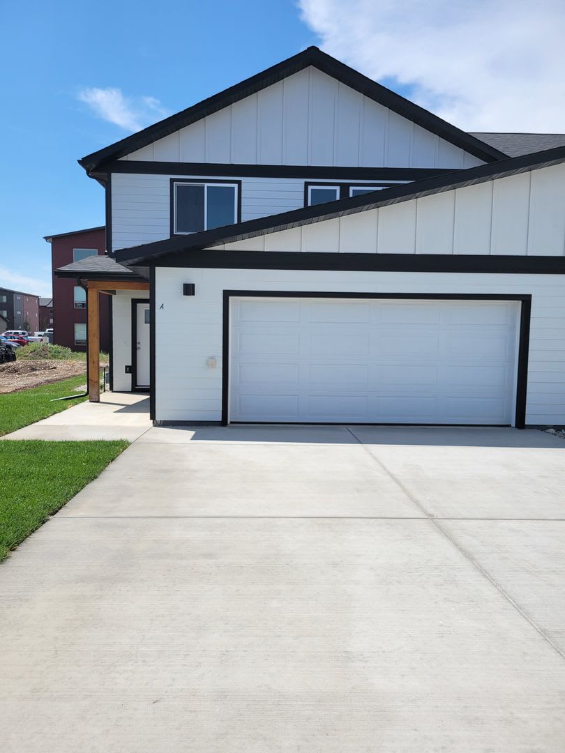 3 Bed 2.5 Bath with attached garage in Belgrade – photo 1 of 15