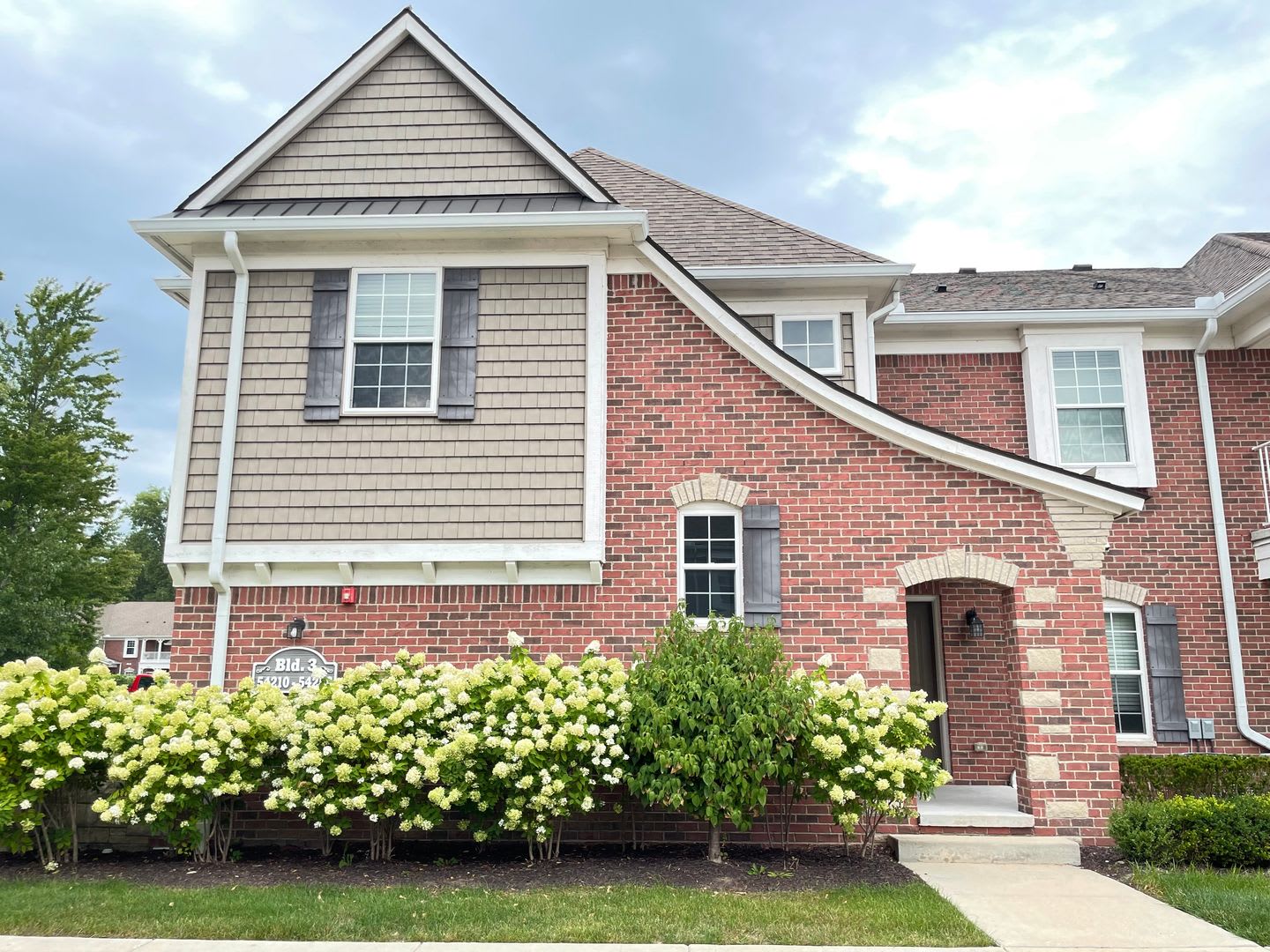 Shelby Township-2 Bedrooms, 2-Baths, Attached garage. Immediate possession! – photo 1