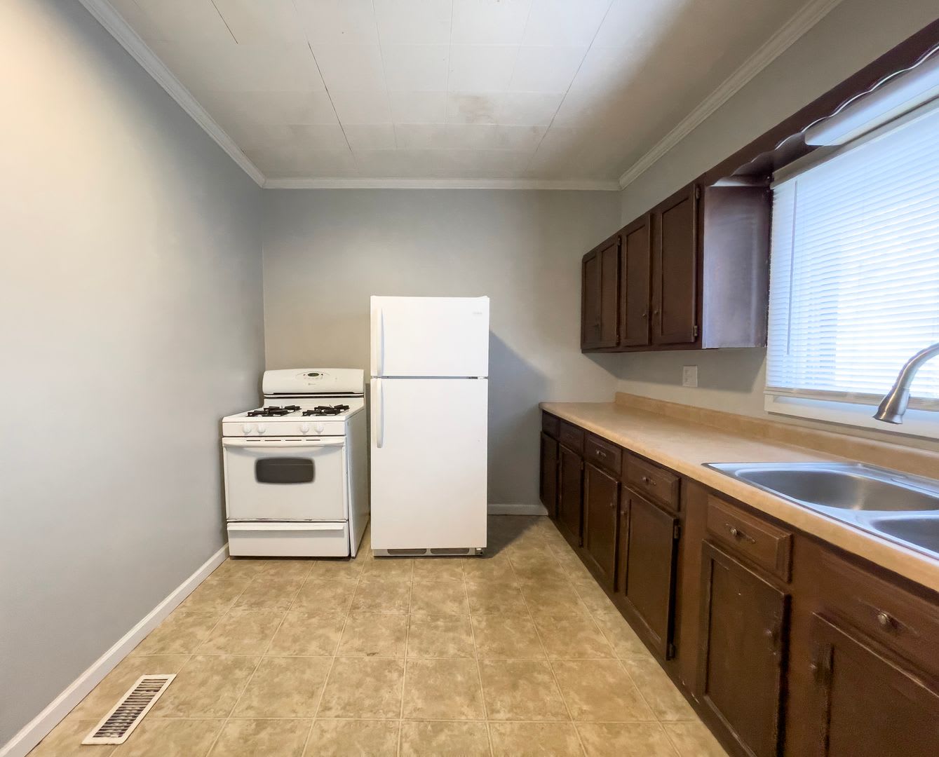 Pet‑Friendly 4BR Walk to Ball State, in unit Washer/dryer and hardwood floors! – photo 1