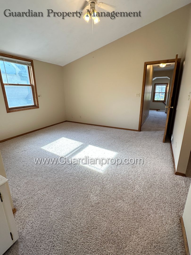 South Minneapolis SFH, Fenced Yard, 1 Car Garage, Dishwasher, Laundry, October Availability – photo 1