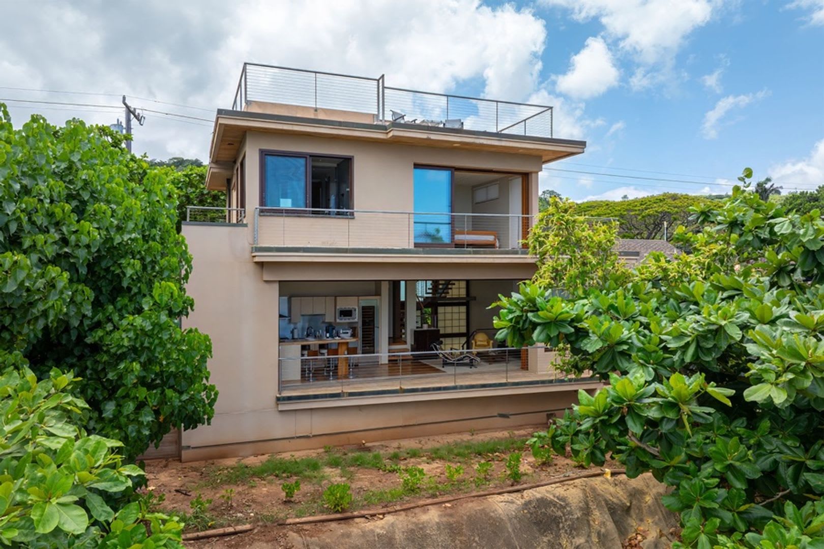 HaleGator: Award-Winning Oceanfront Home w/ Rooftop Lanai & Ocean Views – photo 1