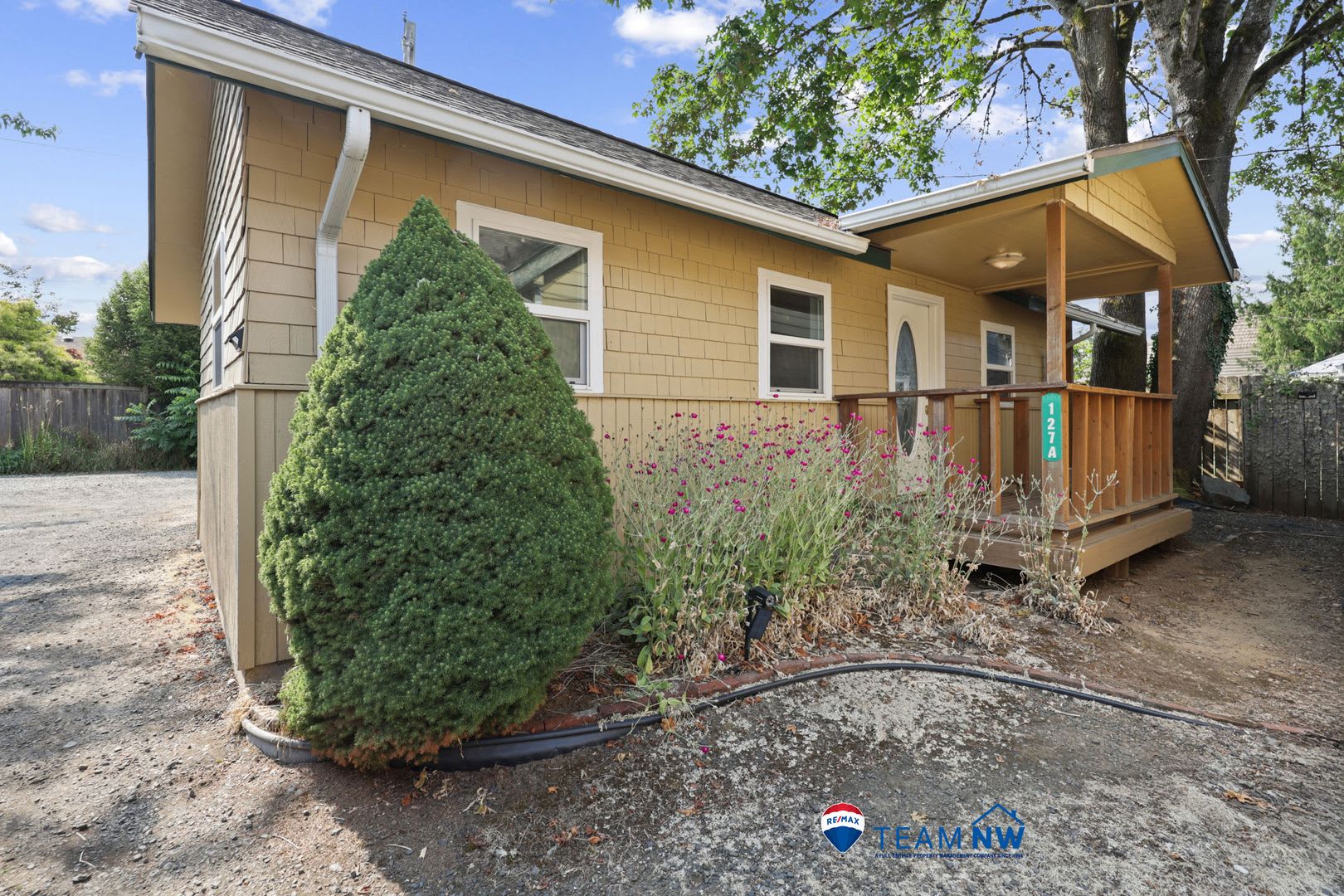 Fantastic location, move in ready! 1 bed, one bath, HUGE kitchen! – photo 1