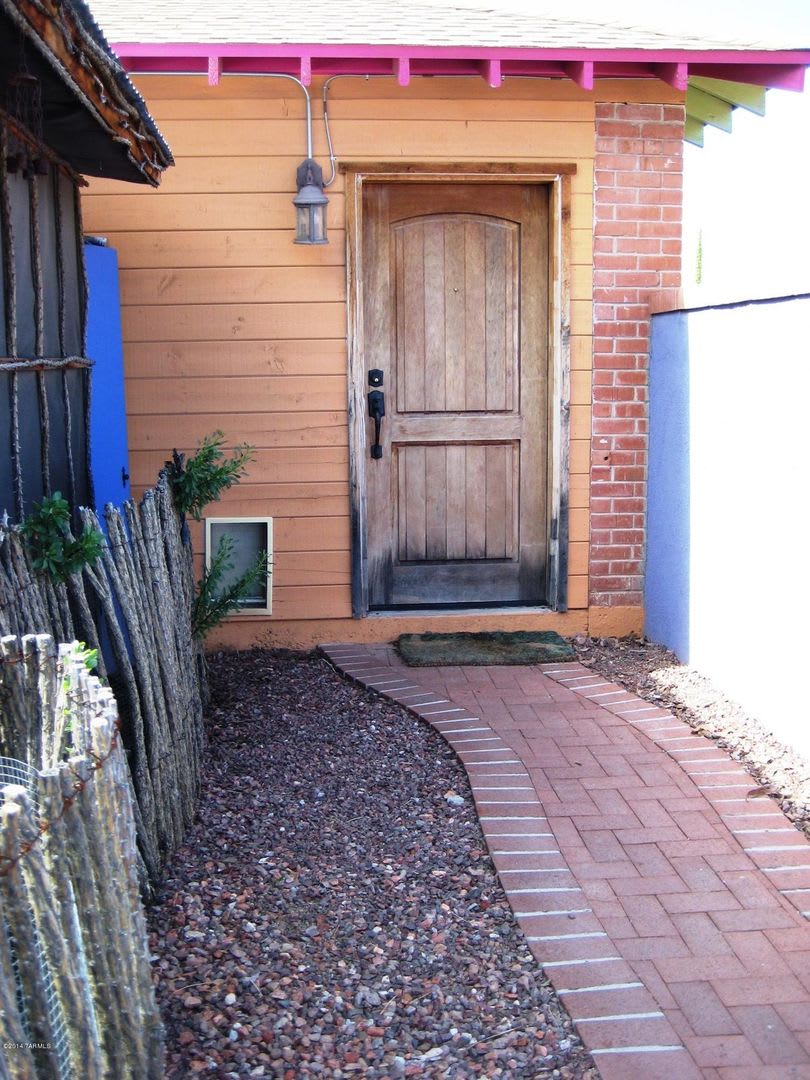 Studio, 1 bath, shared pool! All Utilities Included! – photo 1