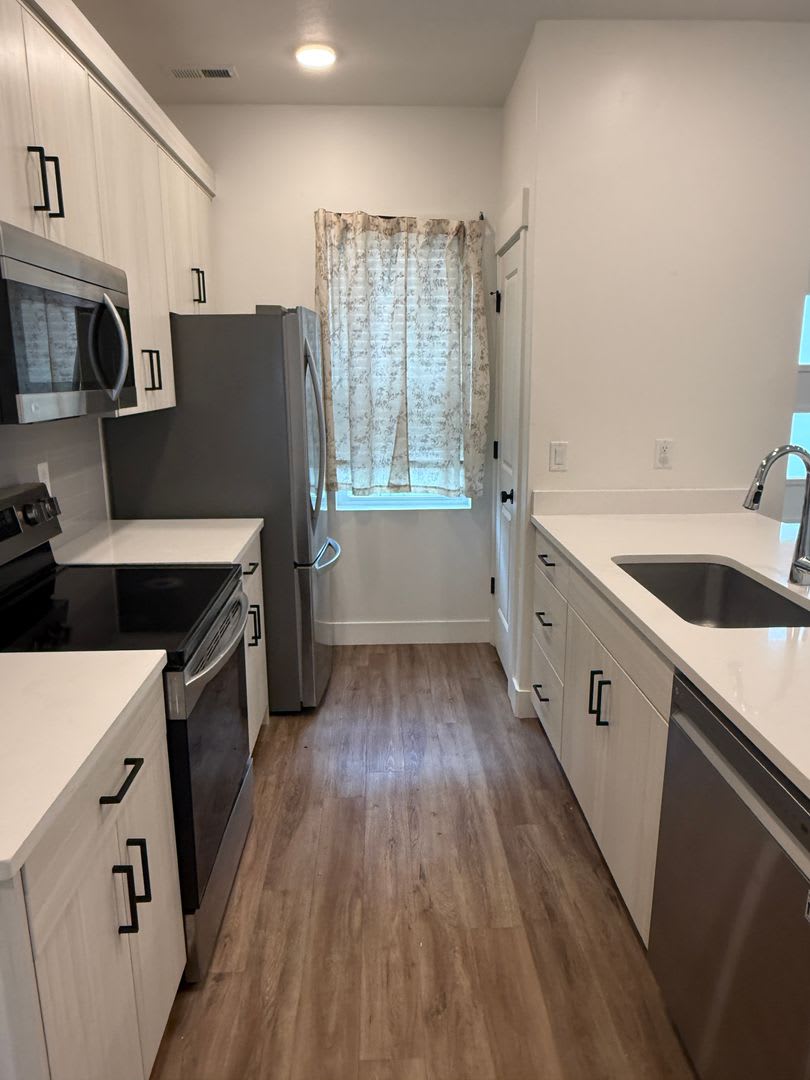Half Off First Months Rent Beautiful Townhome With 2 Car Garage Central Air Pickleball Court And Laundry Hookups – photo 1