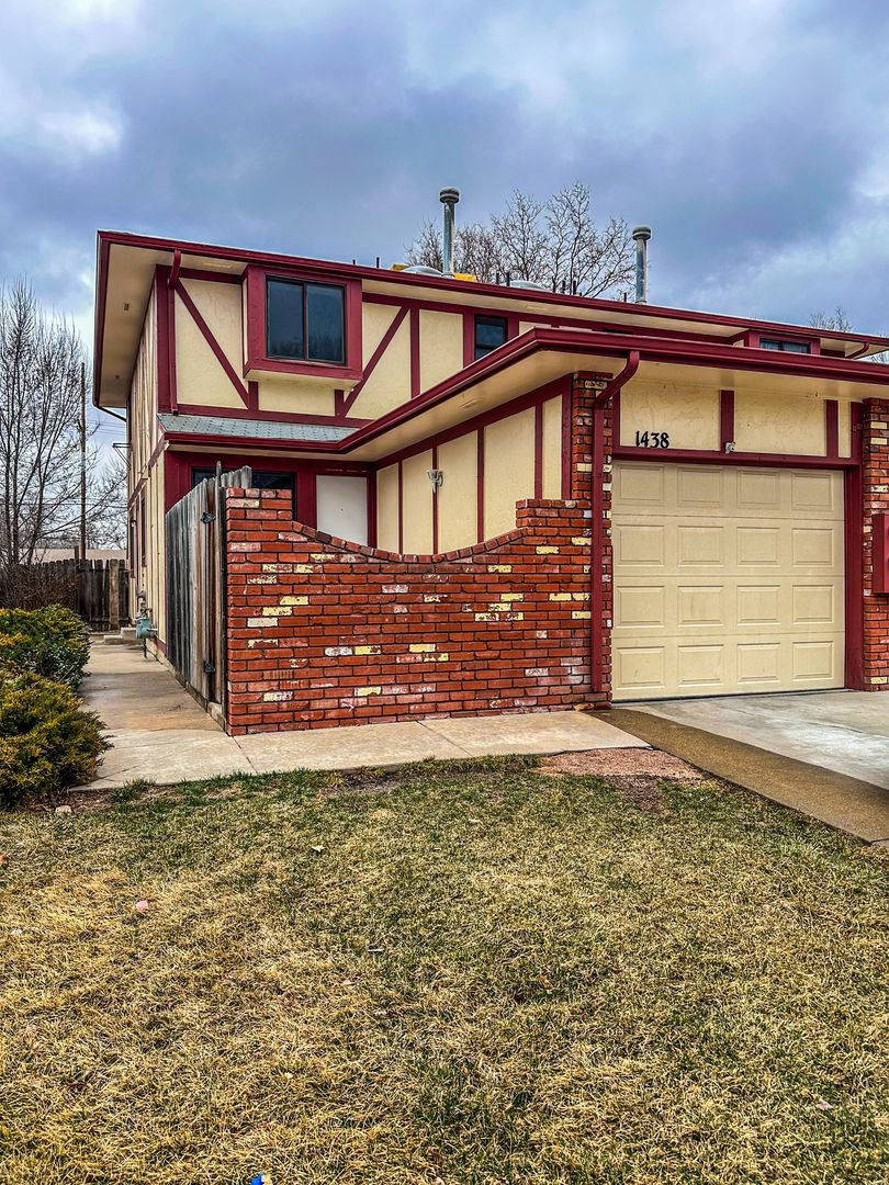 Large Updated 3-Bed 2-Bath Townhome w/ Garage, Available for an Immediate Move In. – photo 1