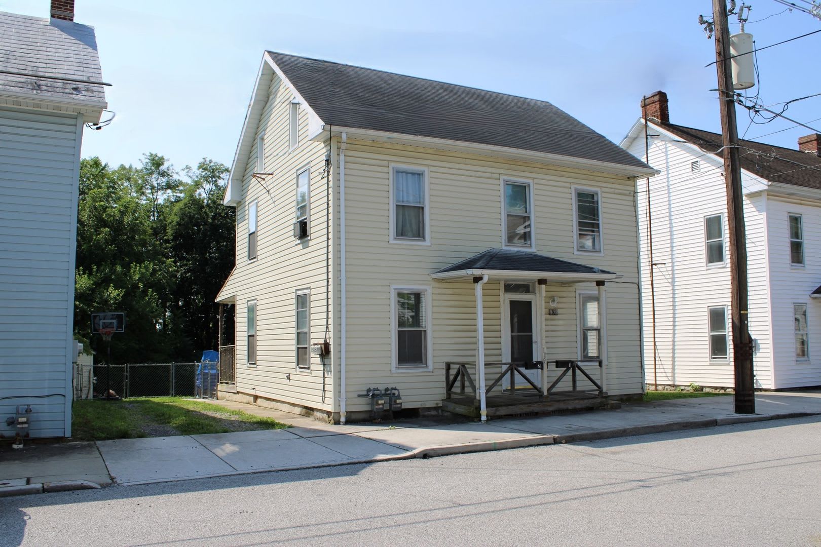 2 Bedroom Duplex with Ample Storage – photo 1 of 12
