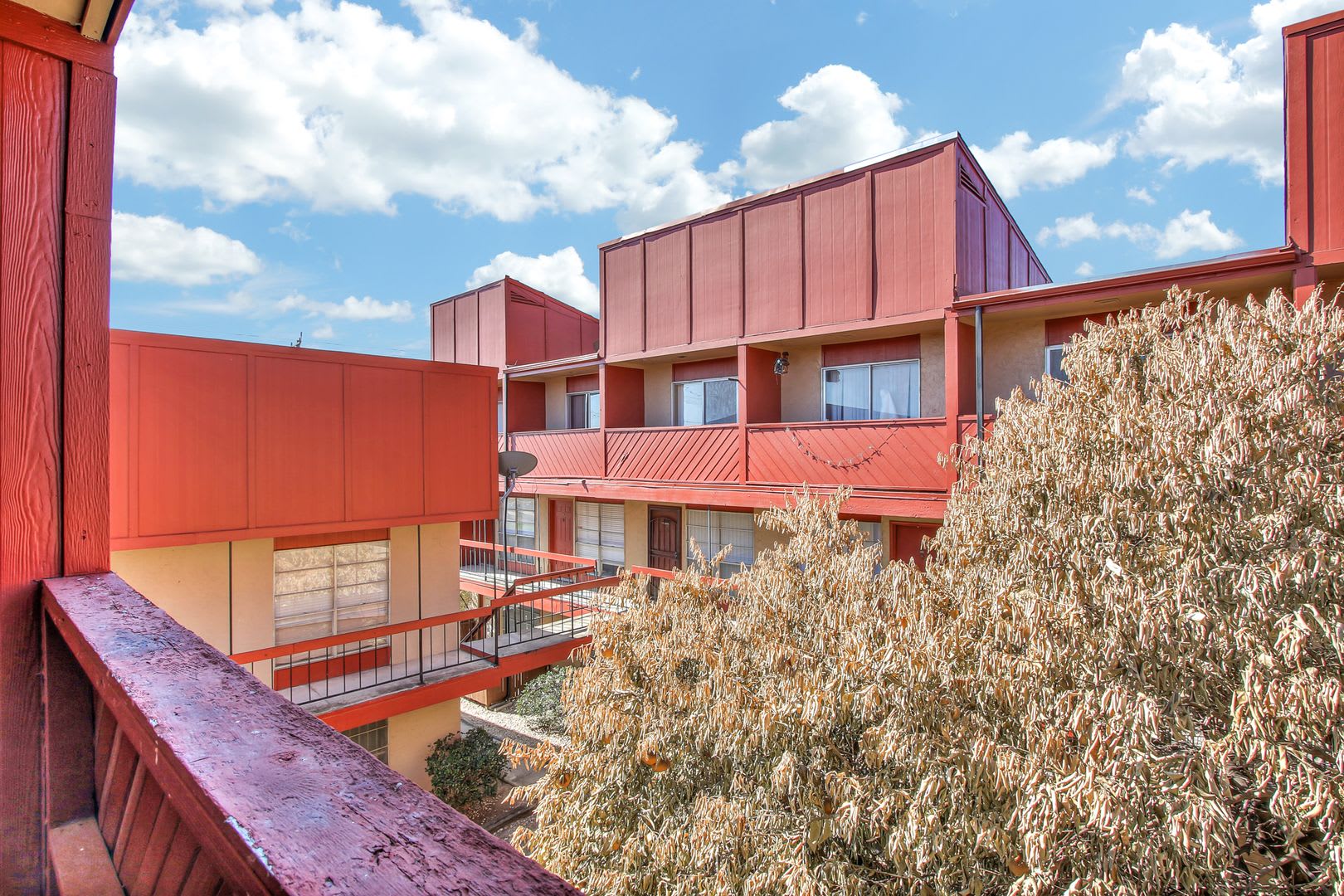 Stylish Two-Story Unit in Macarthur Townhomes with Modern Amenities – photo 1
