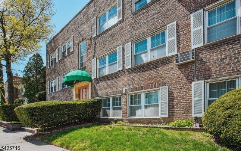 604- G Chestnut St – photo 1 of 12