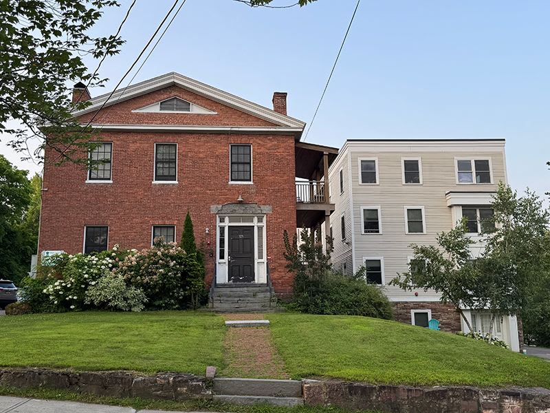 323-325 College Street, Unit 8 – photo 1
