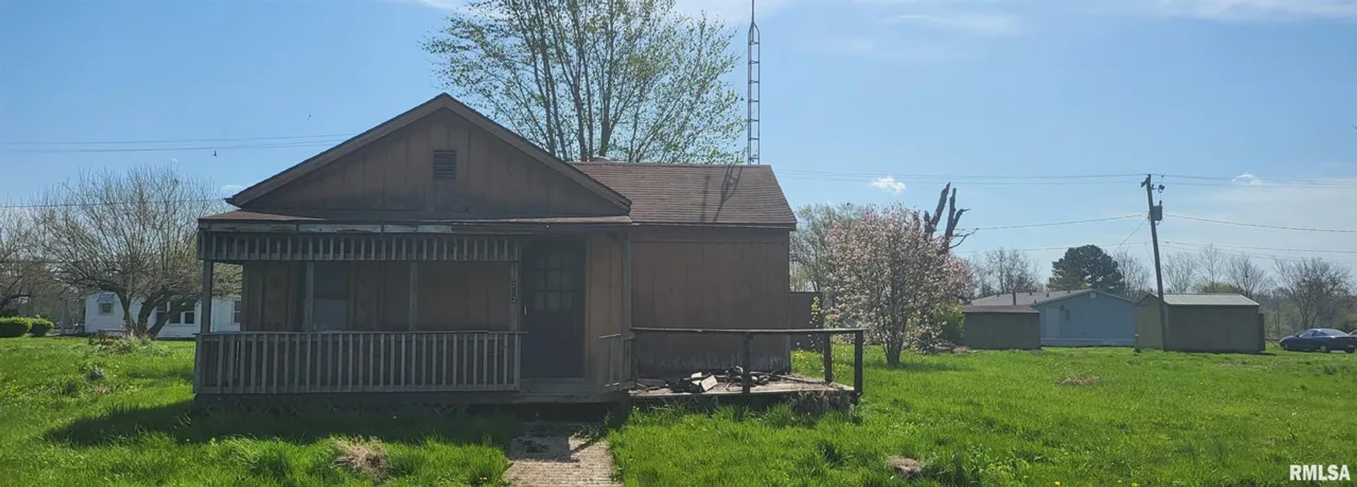 Richview Il Wood Sided Bungalow With Garden Shed New Roof And Minutes To I 64 499 Month 1999 Down – photo 1 of 7