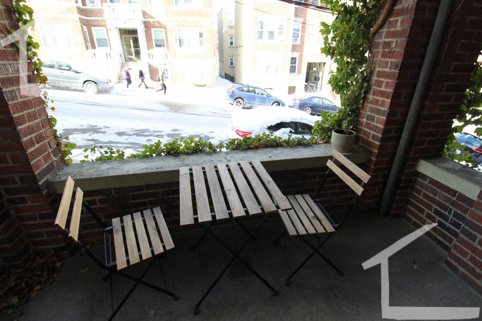 large 2 bed with porch – photo 1