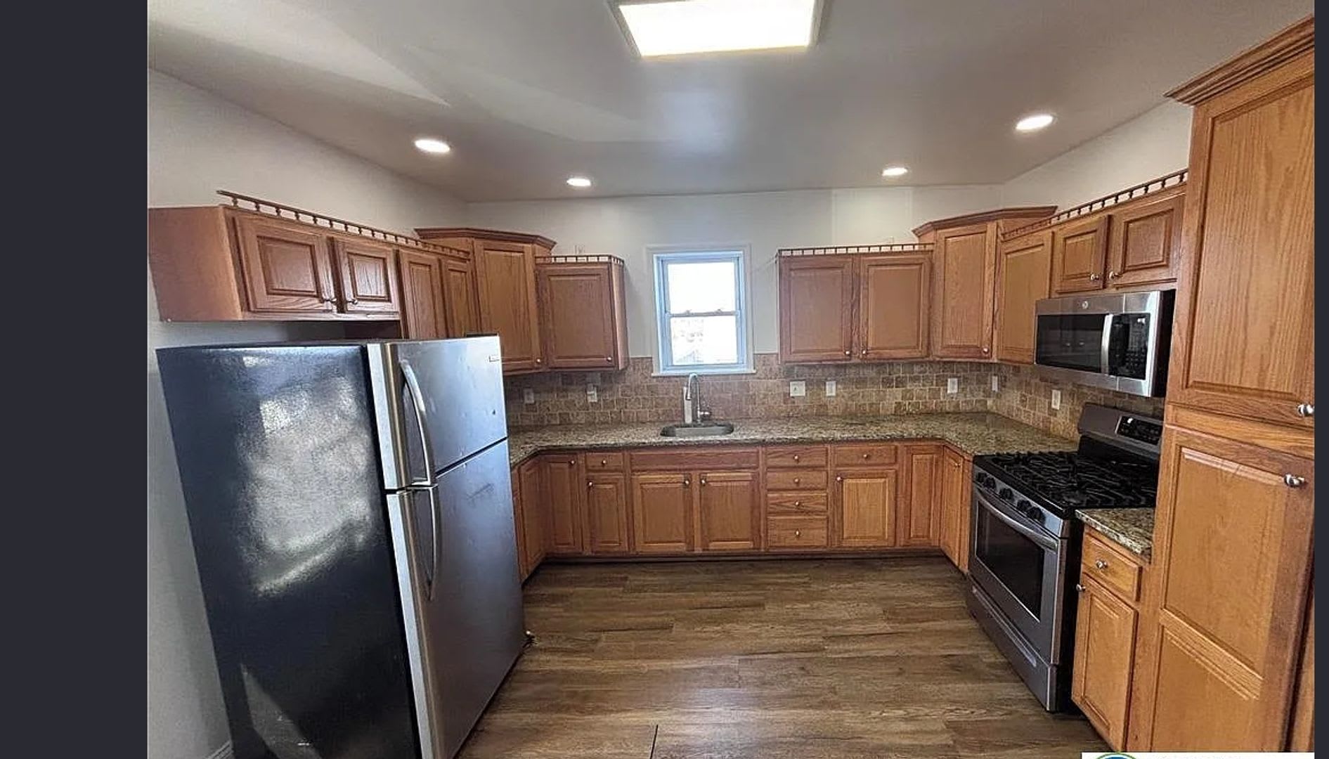 Spacious 3 Bedroom Apartment With Parking Limited Time Offer – photo 1