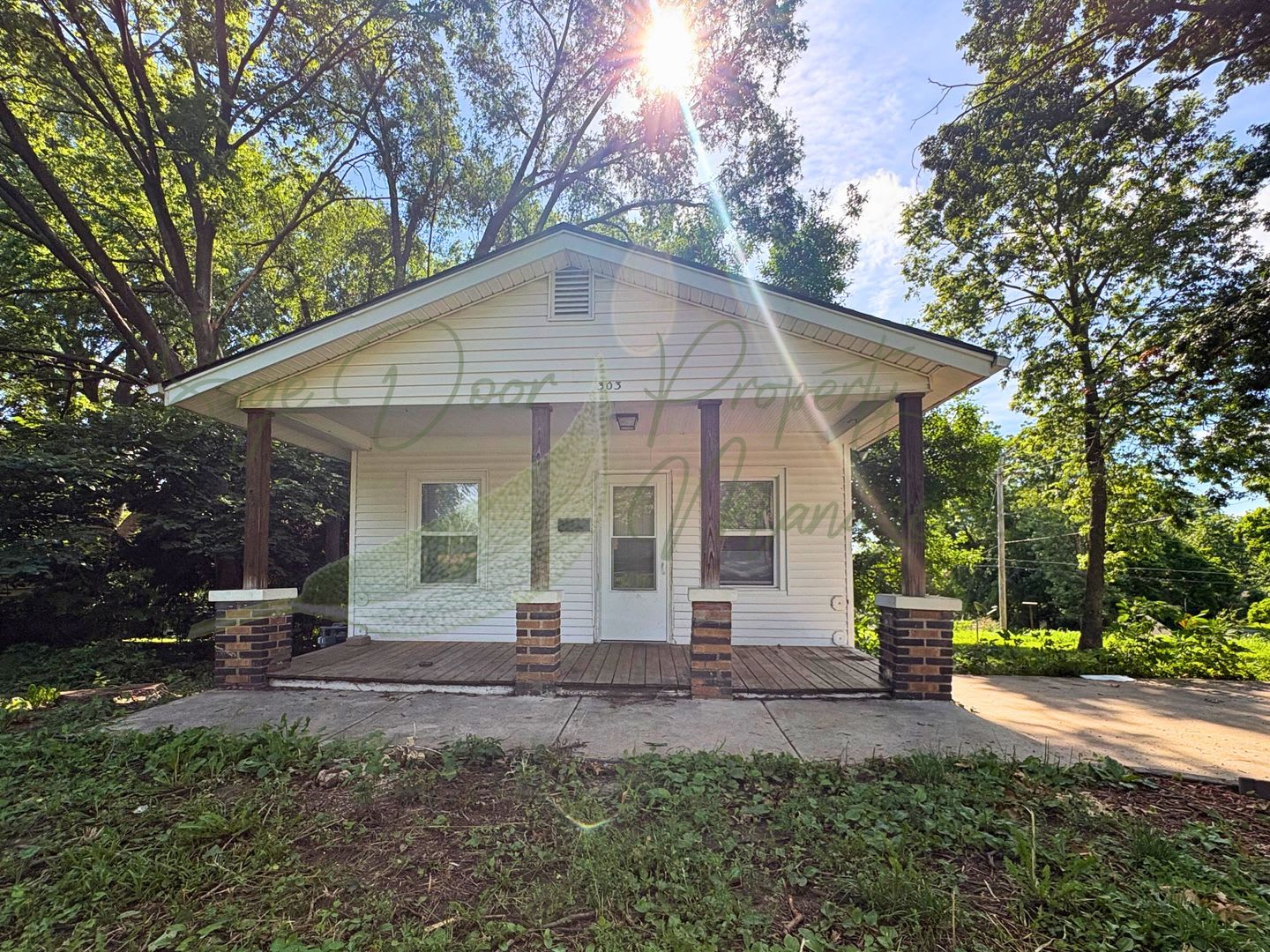 CHARMING UPDATED BUNGALOW!!!! – photo 1