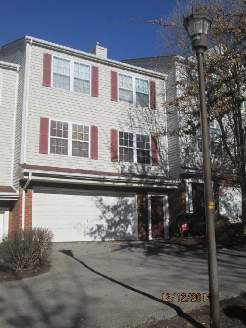 3 Bedroom 2.5 Half Bath Townhouse with 2 Car Garage – photo 1