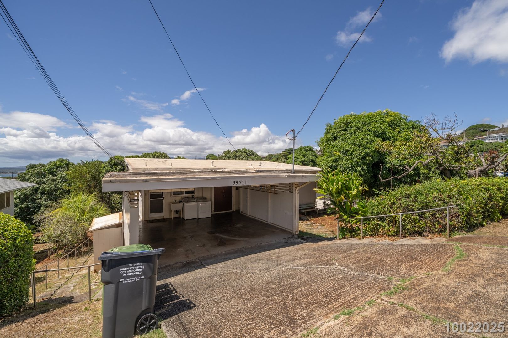 Partially Renovated Upstairs 3 BD 1 BA home in Aiea ($200 off if rented by the end of August) – photo 1 of 26