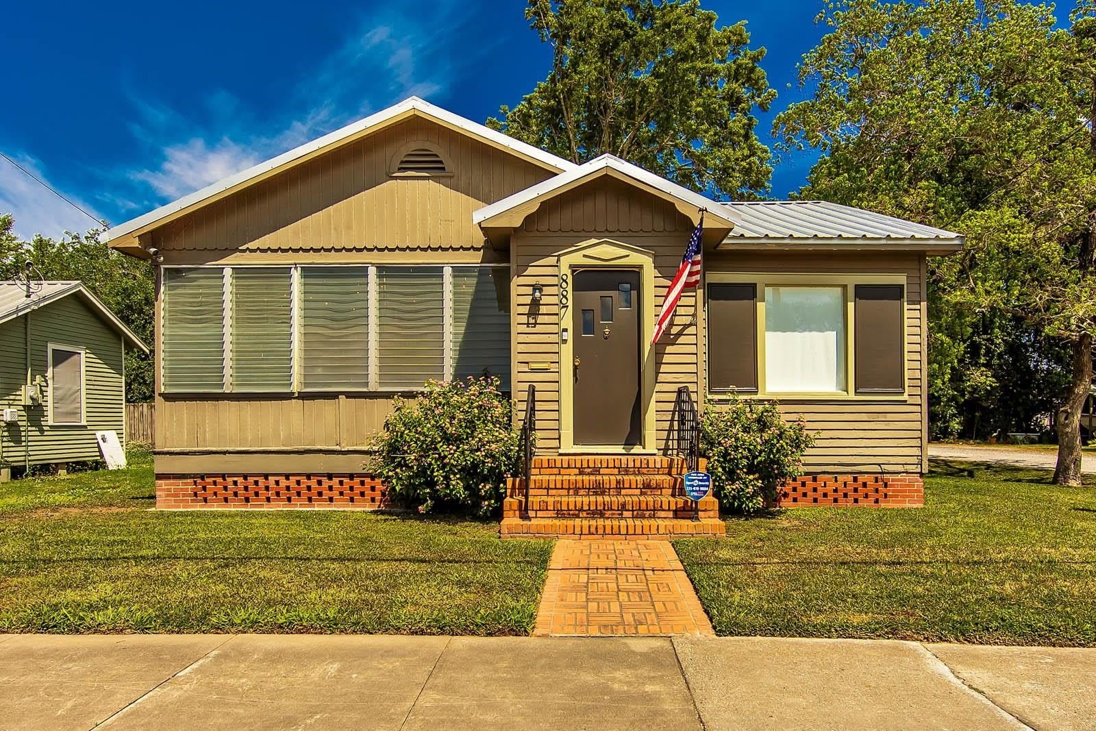 887 High St – photo 1 of 11