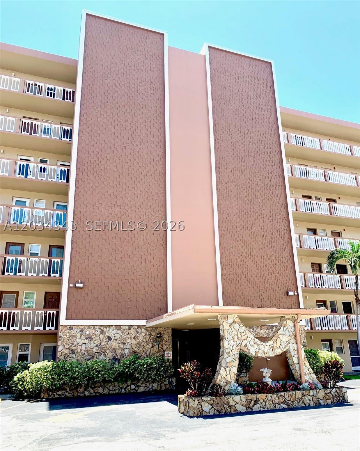 501 Ne 14Th Ave – photo 1