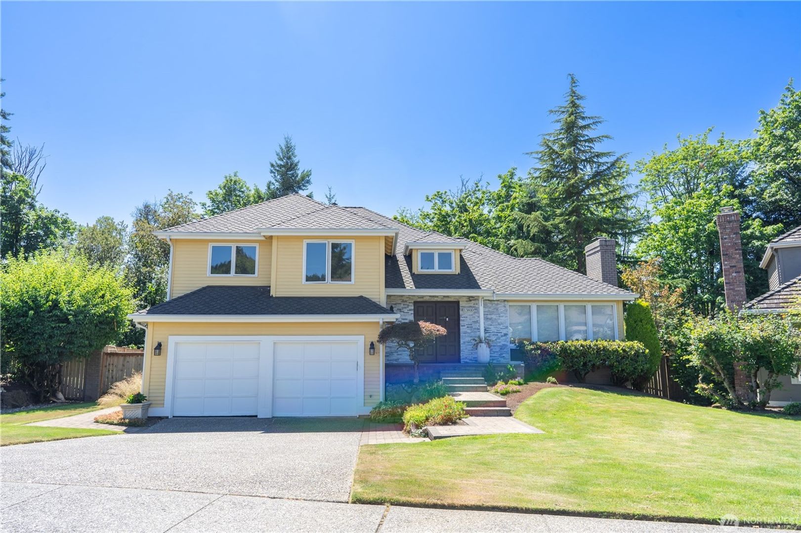 4Bd/2.5Ba Bellevue Home – photo 1