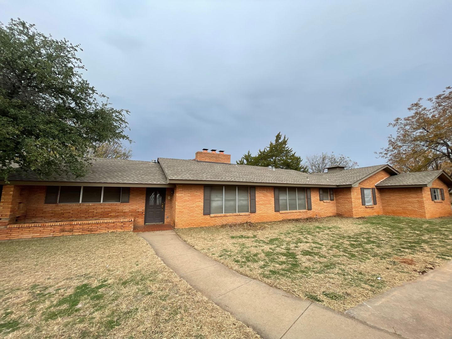 Spacious 3 bed, 3 bath home on corner lot! – photo 1
