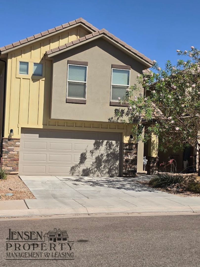 Town Home in Desert Bluffs- Pets Negotiable! – photo 1